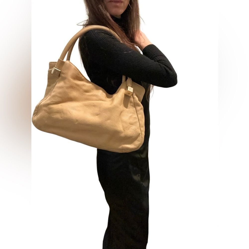 CHANEL Cream Leather Shoulder Bag